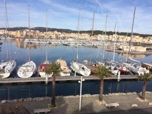 Appartements Gruissan (Aude) Appartement calme, vue sur port de plaisance -Clim, Empl.Parking : photos des chambres