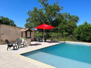 Villas Villa tout confort climatisee 6 couchages piscine chauffee avec terrasse ombragee et boulodrome eclaires, barbecue, grand terrain clos, wifi gratuit : photos des chambres