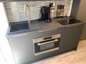 Lux Private Entrance 1 bed Studio - Free Parking - ideal for COOP Live, MCR City Centre, Salford Royal Hospital & Buile Hill Mansion wedding venue