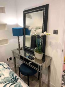 Private entrance 1 bed studio Salford - Perfect location for Concerts, RHS Gardens, Manchester City Centre and Salford Quays