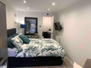Private entrance 1 bed studio Salford - Perfect location for Concerts, RHS Gardens, Manchester City Centre and Salford Quays