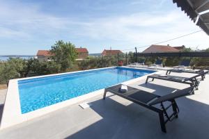 Luxury apartment with large pool and sea view