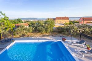 Luxury apartment with large pool and sea view