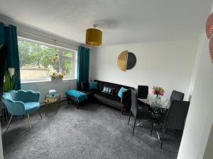 Large Stylish 2 Bedroom Apartment Stevenage Sleep 6