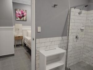 Cozy Private Bedroom & Ensuite - City & Strand Beach Location