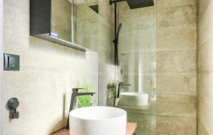 Gorgeous Home In Heinkenszand With Wifi