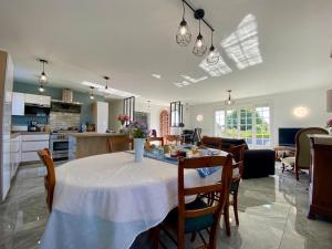 B&B / Chambres d'hotes Chambre cosy RDC avec veranda, jardin prive et wifi, proche plage – Saint-Michel-Chef-Chef - FR-1-306-1256 : photos des chambres