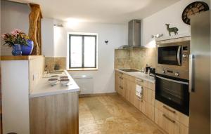 Maisons de vacances Nice Home In Orgnac-laven With Wifi And 2 Bedrooms : photos des chambres
