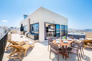 Islet Promenade Seafront Penthouse with breathtaking seaviews and private hot tub on the large terrace by Getawaysmalta