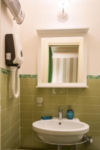 Habitación con cama grande