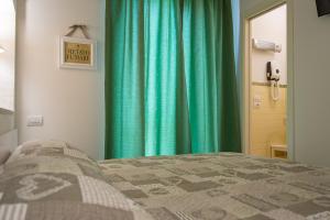 Habitación con cama grande y balcón