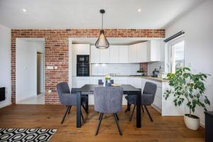 Sea you Soon by the beach, 2-bedrooms suite in Seget Donji