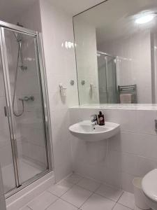 Modern 2 bed 2 bath Flat Close to Train station