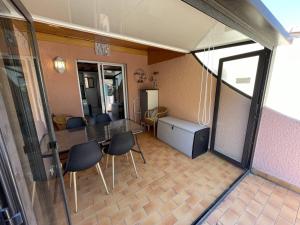 Villa 2 Pièces Mezzanine Climatisée avec Terrasse Privée - 6 Couchages - Saint Cyprien Plage - FR-1-106-36