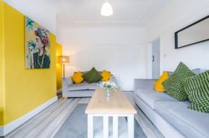 SPECIAL RATE FOR BOOKINGS MORE THAN 7 NIGHTS, WARM SPACIOUS CONTRACTOR HOUSE NEAR LIVERPOOL CITY CENTRE SLEEPS 8 kitchen & dining room, washing machine