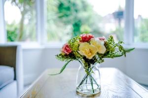 SPECIAL RATE FOR BOOKINGS MORE THAN 7 NIGHTS, WARM SPACIOUS CONTRACTOR HOUSE NEAR LIVERPOOL CITY CENTRE SLEEPS 8 kitchen & dining room, washing machine