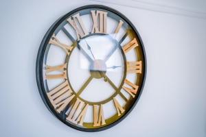 SPECIAL RATE FOR BOOKINGS MORE THAN 7 NIGHTS, WARM SPACIOUS CONTRACTOR HOUSE NEAR LIVERPOOL CITY CENTRE SLEEPS 8 kitchen & dining room, washing machine