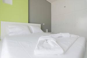 Sunlit 2BR Oasis in Metaxourghio 3min from metro