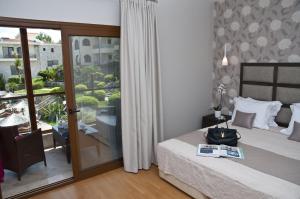 Deluxe Double Room with Side Sea View