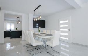 Amazing Home In Zmijavci 