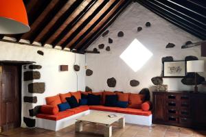 Casa Lupe. Art-inspired courtyard house in Teguise