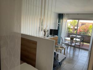 Appartements Studio climatise avec parking prive proche Port le Brusc et Plages : photos des chambres