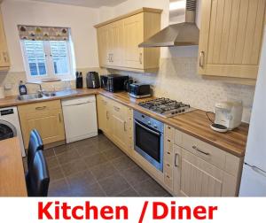 NightRest Homes 6 Bedroom House- Smart TV In each Room - Parking - Wifi -Milton Keynes