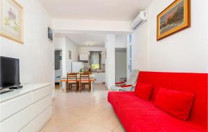 2 Bedroom Lovely Apartment In Pinezici