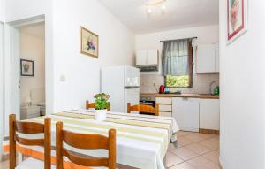 2 Bedroom Lovely Apartment In Pinezici