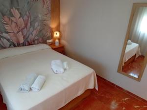 Apartamento Alteanos, centrico y confortable, soleado, con piscina y jardines, tenis, parking exterior comunitario, y la playa andando 10 min