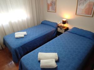 Apartamento Alteanos, centrico y confortable, soleado, con piscina y jardines, tenis, parking exterior comunitario, y la playa andando 10 min