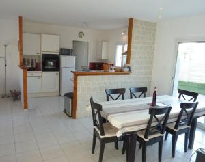 HOUSE CLOSE TO ROYAN AND SEASIDE, GROUND FLOOR, QUIET AND COMFORTABLE