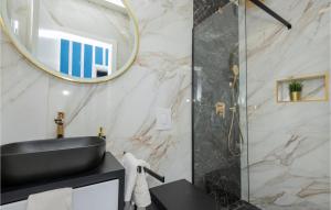 Beautiful Apartment In Makarska