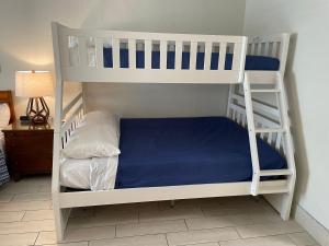 Heated Pool, Bunk Beds, King Bed, Huge TV, Marina, Tiki Bar