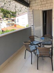 Omis apartment with balcony - near beach and town center