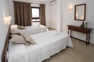 Two-Bedroom Apartment with Balcony room in Apartamentos Mestret