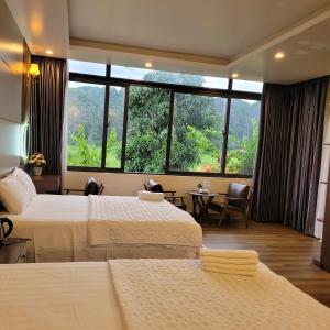 Phòng Gia đình nhìn ra Núi (Family Room with Mountain View)