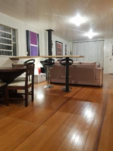 CASA FULL CENTRAL, 130m quadr, 9 Pessoas, Wi-Fi, 3 Qtos, Churrasqueira Interna, Cozinha-Sala Integrados, 2 Banheiros, Varanda, Jardim, Garagem Coberta 1 Carro, Estac Inter 3 Carros, Lareira de Alta Performance, Fogão de Ferro, Área nos Fundos