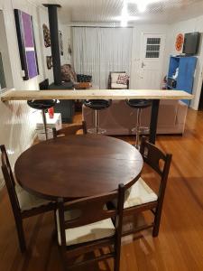 CASA FULL, Centro, 130m quadrados, 9 Pessoas, Wi-Fi, 3 Quartos, Cozinha e Sala Integrados, 2 Banheiros, Varanda, Garagem Coberta 1 carro, Estacionamento Interno 3 Carros, Churrasqueira, Lareira de Alta Performance, Fogão de Ferro