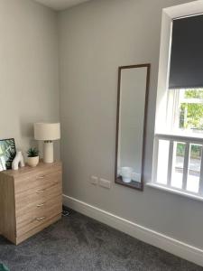 Oak House - 3 Bedroom Townhouse with free parking in town by ShortStays4U