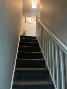 Oak House - 3 Bedroom Townhouse with free parking in town by ShortStays4U