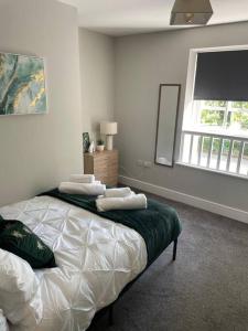 Oak House - 3 Bedroom Townhouse with free parking in town by ShortStays4U