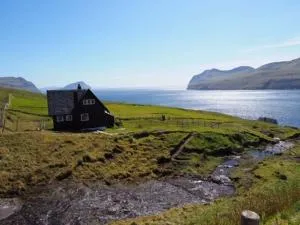 Unique and isolated cottage with stunning views - Kvívík