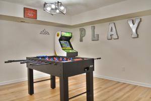 In The Woods - 5 BR Chalet with Game Room, Fire Table and Hot Tub