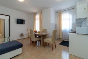 A2 - seafront apt with balcony 1 min to beach 