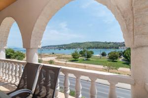 A2 - seafront apt with balcony 1 min to beach 