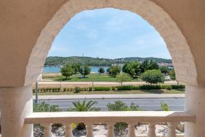 A1 - seafront apt with balcony 1 min to beach 