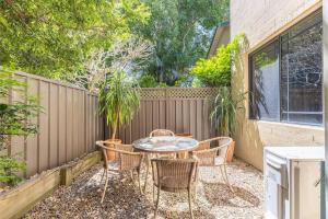 2 11a Christmas Bush Avenue - fantastic pet friendly townhouse close to Dutchies Beach with Wi-Fi and Air Con
