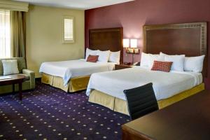 Superior Queen Room with Two Queen Beds room in Courtyard Kansas City Country Club Plaza