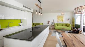 SkyLine Apartment mit Terrasse close to Lakes